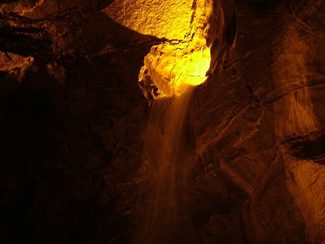 Dan-Yr-Ogof_show_caves_-_Cathedral_cave_-_geograph.org.uk_-_1474294